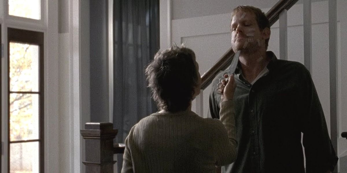 Carol threatens Pete with a knife in the walking dead