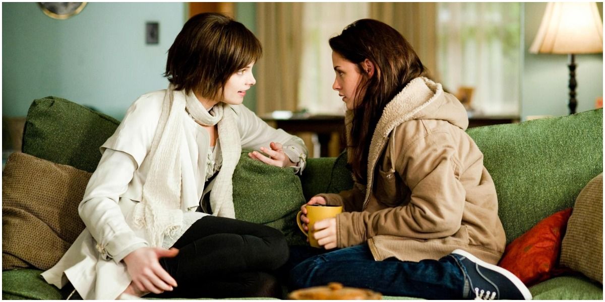 Alice and bella sit together on a couch and talk in New Moon.