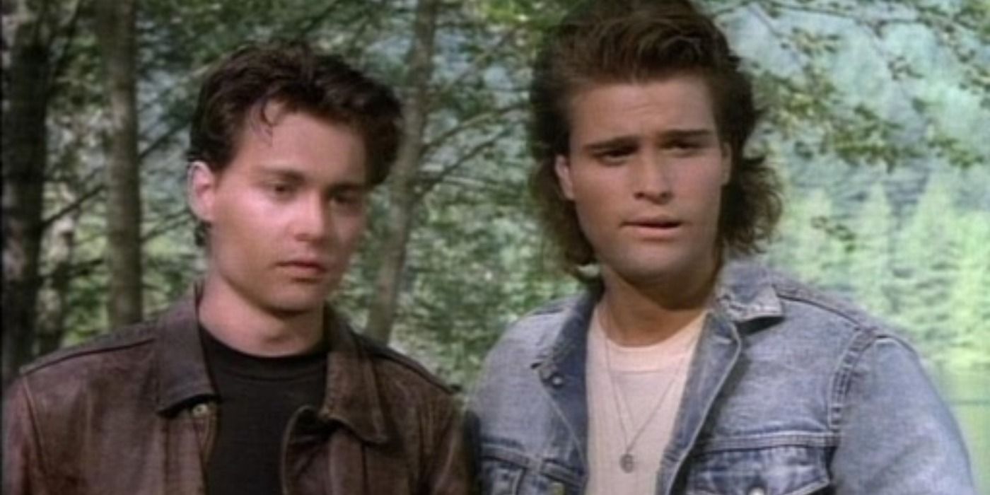 Hanson and Penhall looking towards the ground in 21 Jump Street