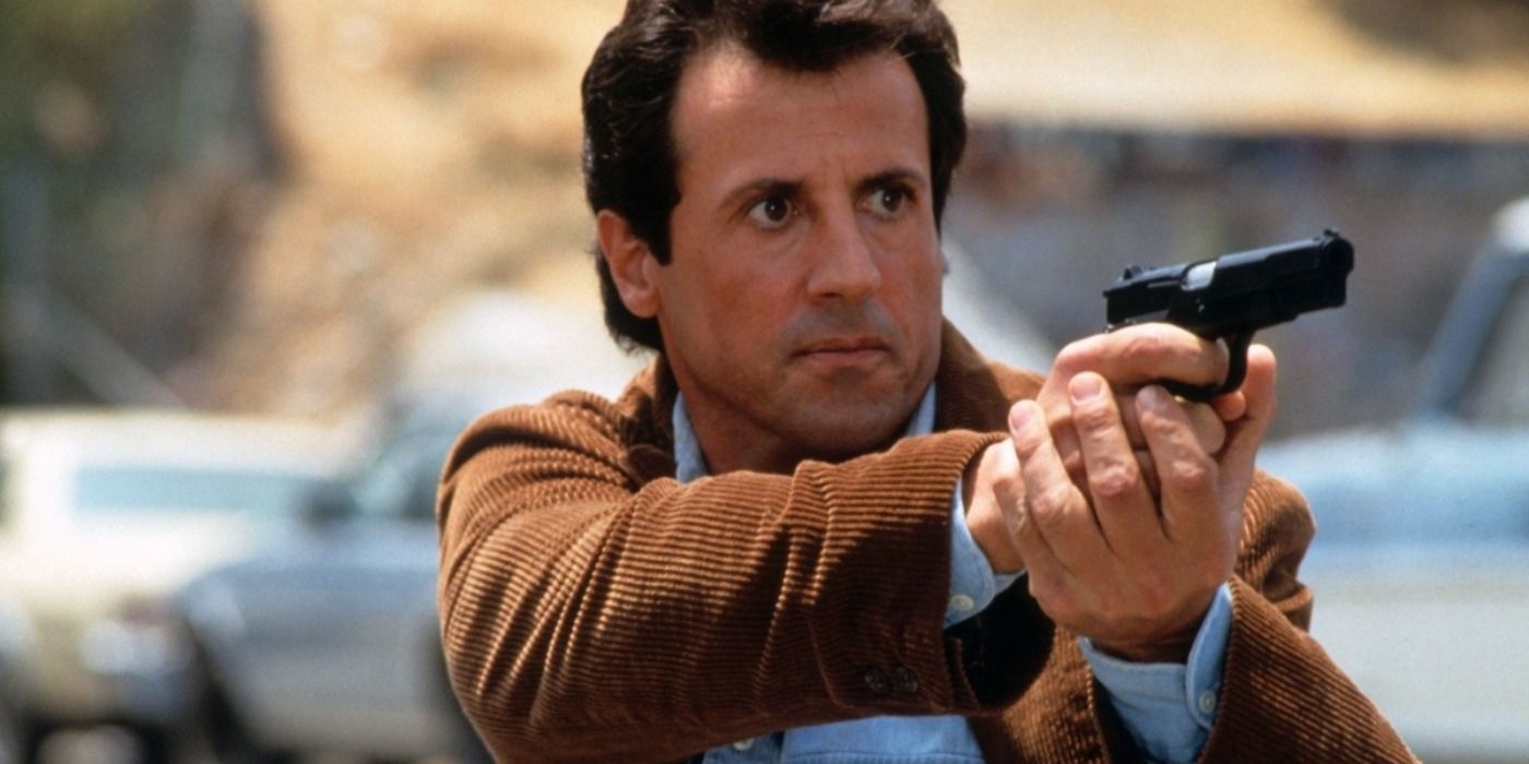 Sylvester Stallone tenant une arme dans Stop! Or My Mother Will Shoot