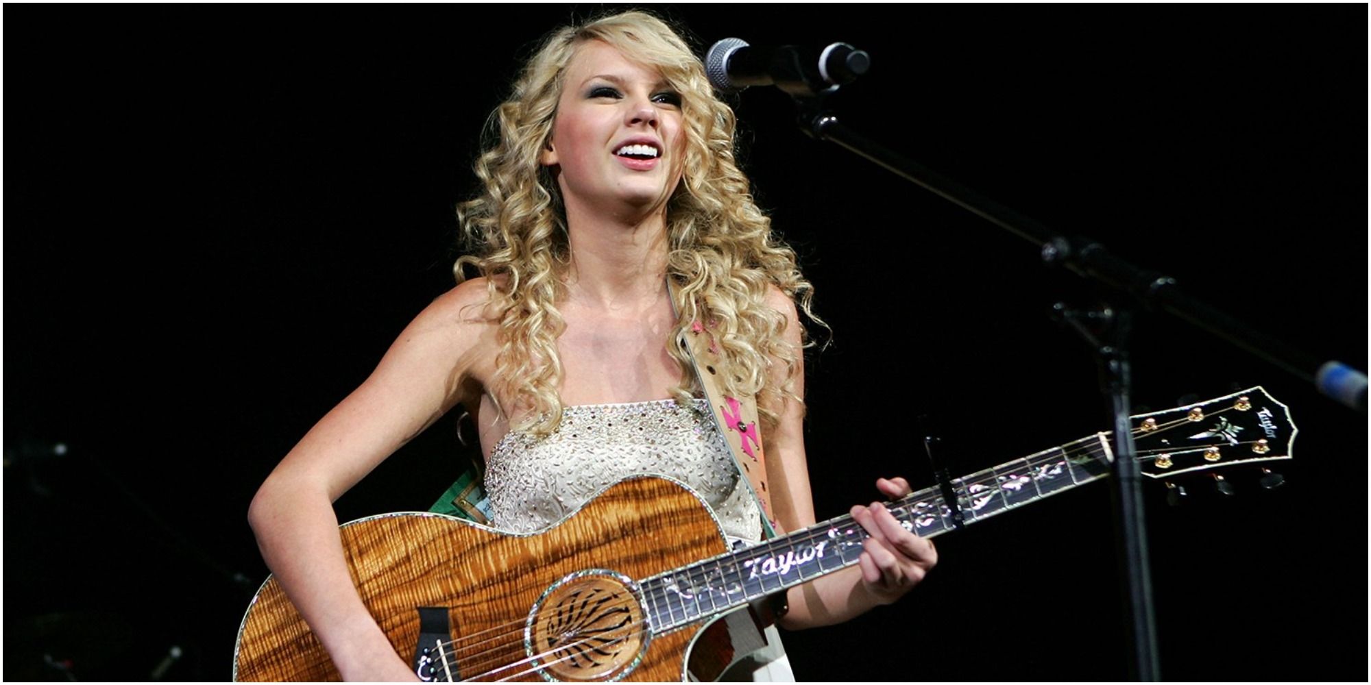 taylor swift with a guitar on debut tour