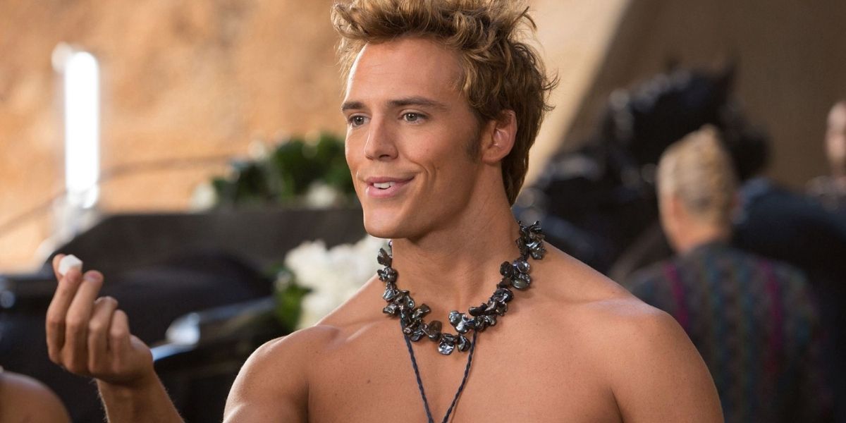 Finnick Odair offers a sugar cube to Katniss Everdeen