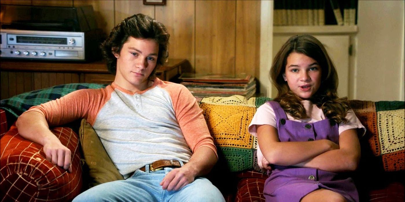 Georgie et Missy assises sur le canapé à regarder la télévision sur Young Sheldon