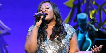 Candice Glover chantant au micro sur scène sur American Idol