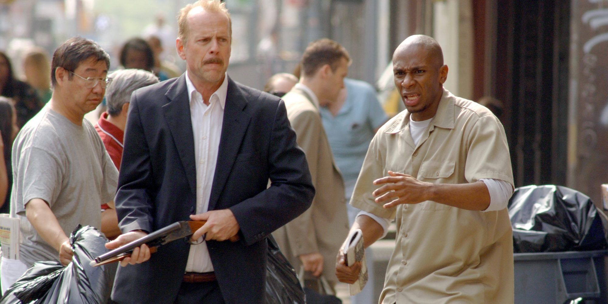 Bruce Willis with gun walking with Mos Def in 16 Blocks