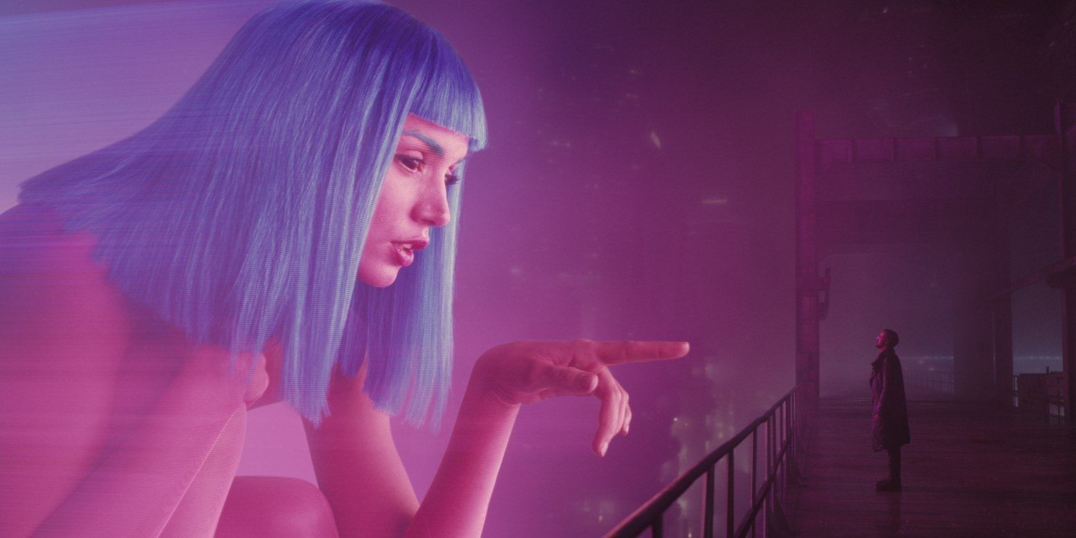 A giant Joi hologram pointing a finger at Ryan Gosling in Blade Runner 2049.