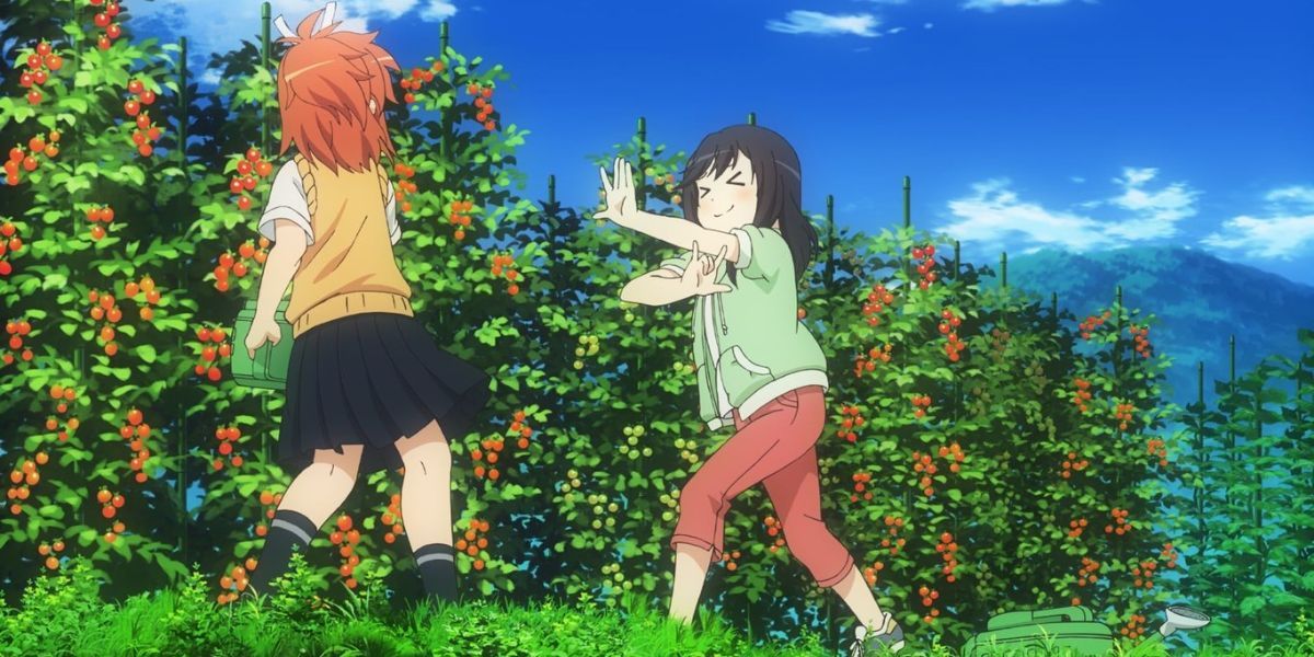 Duas garotas brincando em um jardim no anime Non Non Biyori.