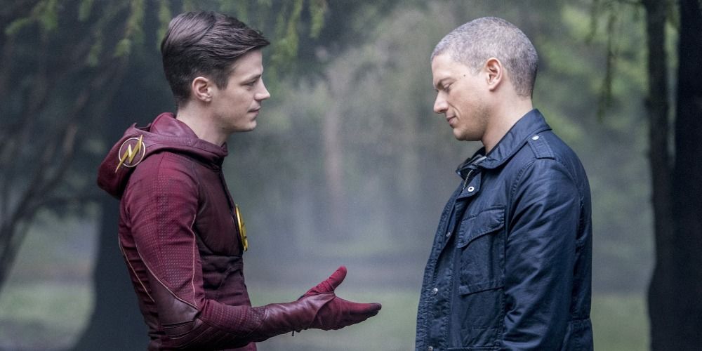  Flash And Captain Cold talk in the Arrowverse 