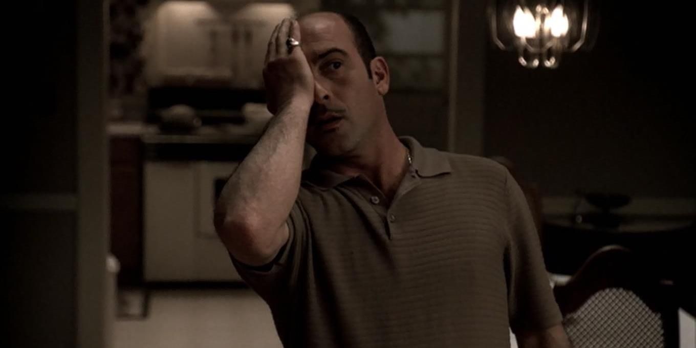 Artie holding his hand over his eye in The Sopranos