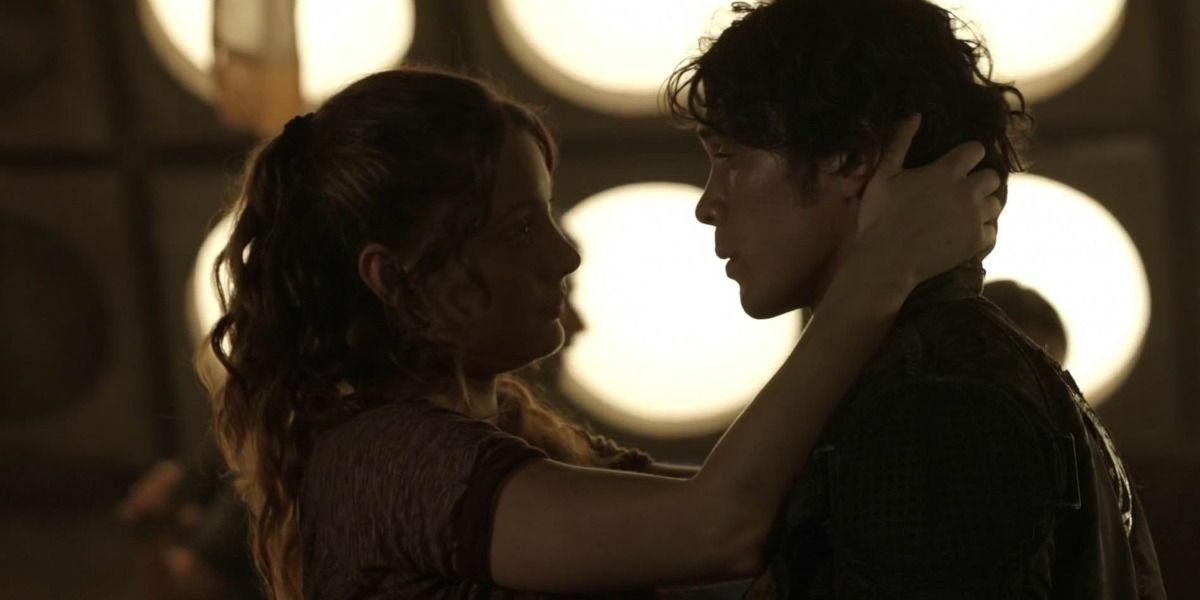 Gina and Bellamy kiss during The 100 Season 2