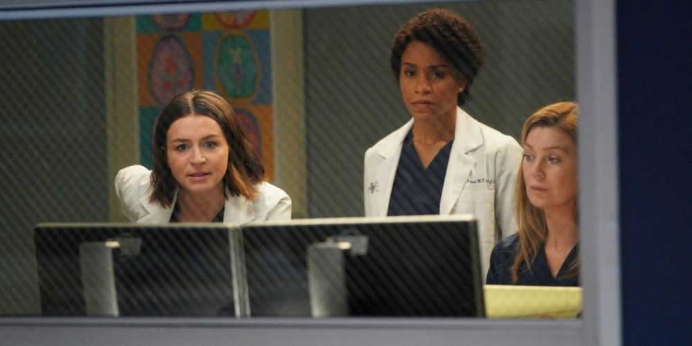 Amelia, Maggie and Meredith all looking at a CT