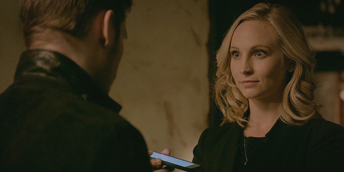 Caroline plays Klaus's voicemail in The Originals.
