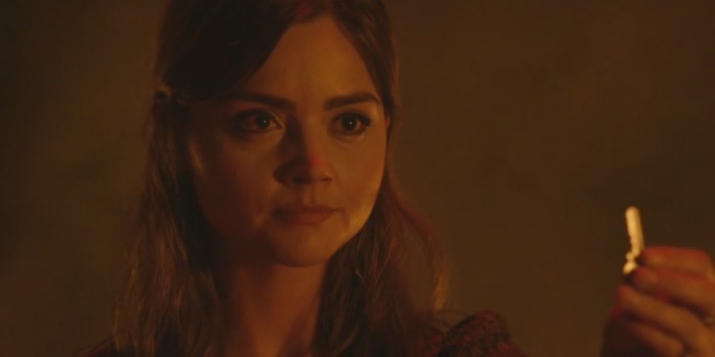 Clara hold TARDIS key and threatening The Doctor