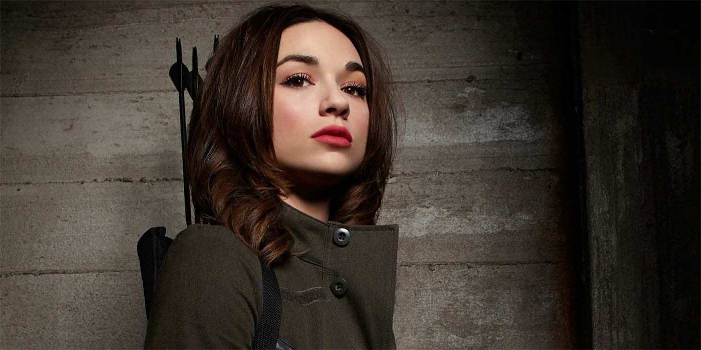 Allison Argent against a wooden wall in Teen Wolf