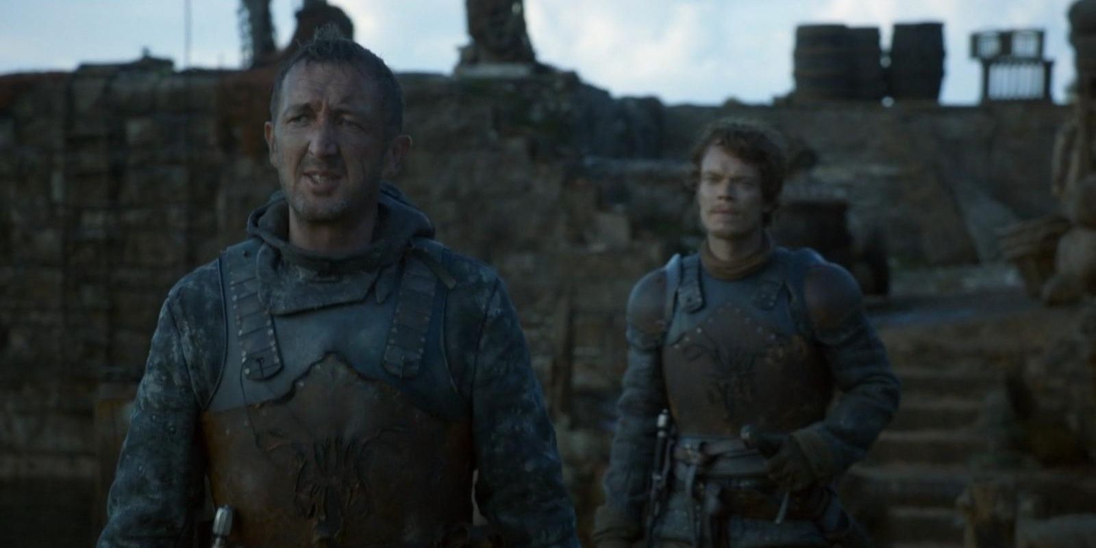 Theon caminha atrás de Dagmer nas docas de Pyke na segunda temporada de Game of Thrones
