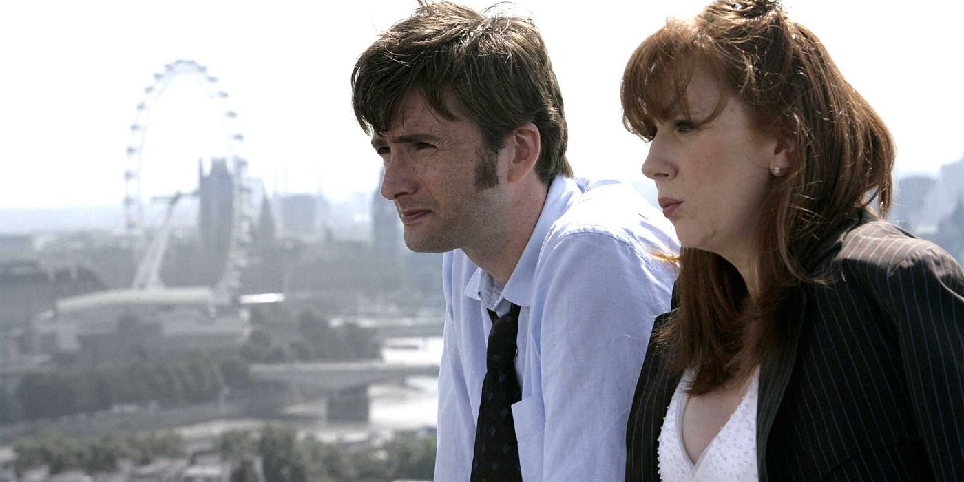 El Décimo Doctor y Donna sentados en el techo del edificio en Doctor Who