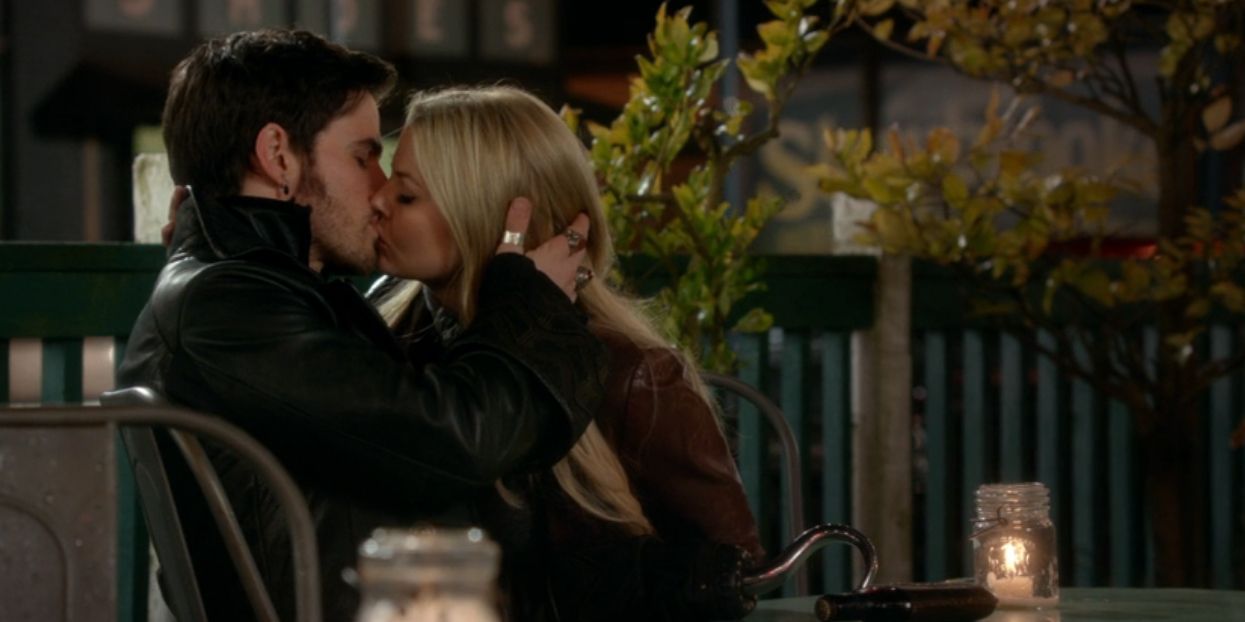Emma kisses Hook in Once Upon a Time.