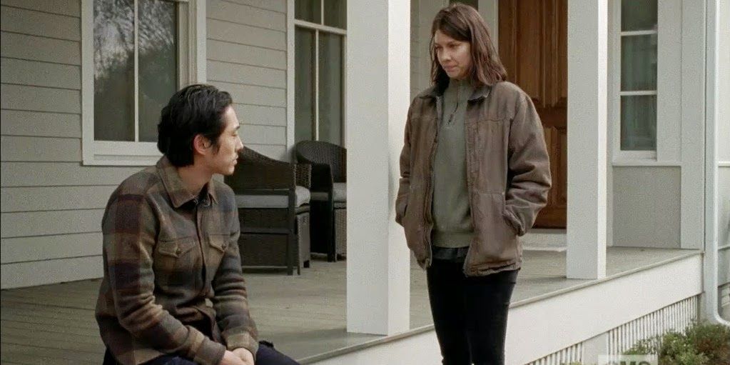 Glenn and Maggie look sad and talk in The Walking Dead 