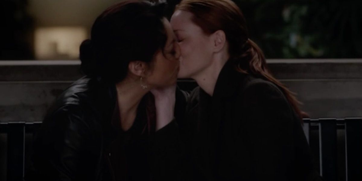 Callie e Penny se beijando em Grey's Anatomy