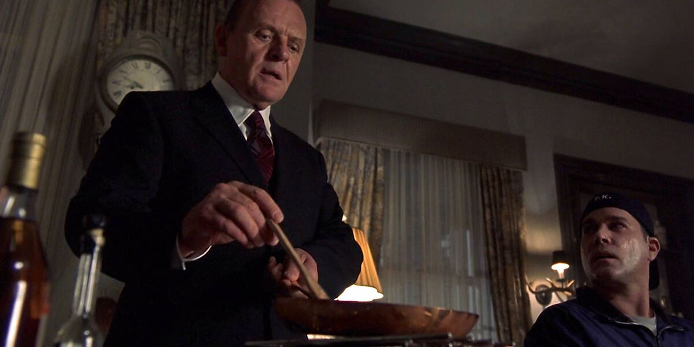 Hannibal servindo jantar para uma vítima em Hannibal (2001).