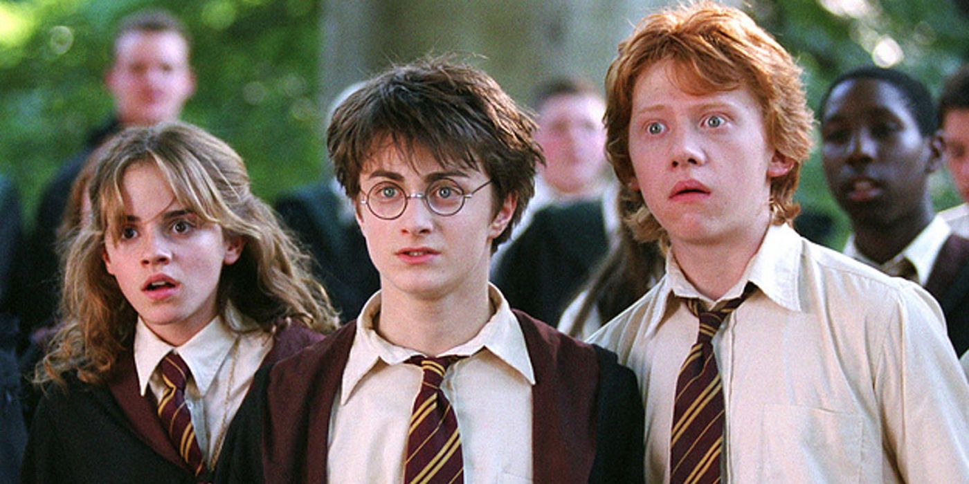 Harry Potter parecendo preocupado com Ron e Hermione.