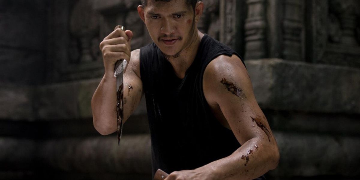 Iko Uwais' character, Rama, holding a knife in The Raid