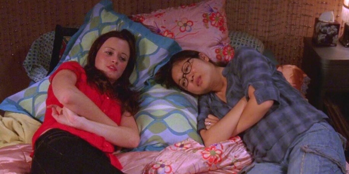Lane and Rory lying on the bed on Gilmore Girls