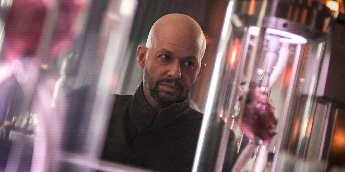 Lex Luthor standing in a lab in Supergirl