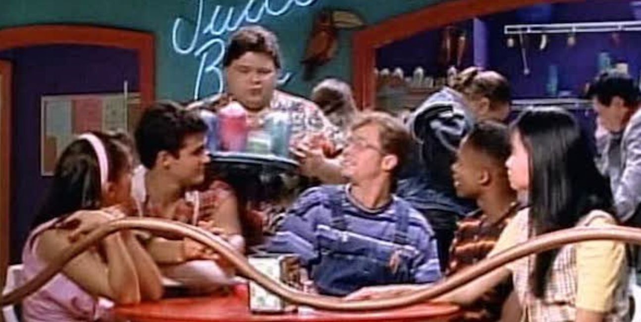 The original five Power Ranger sit at the juice bar as Ernie brings them drinks