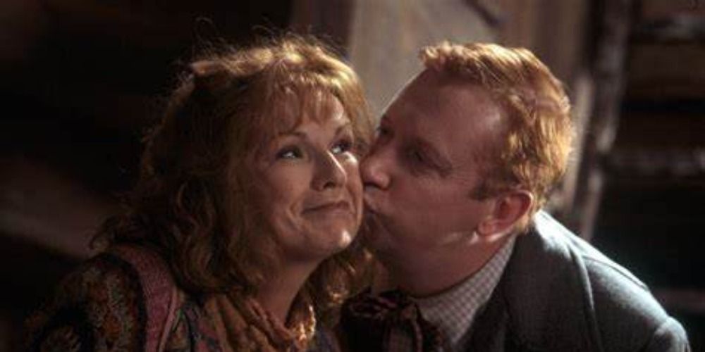 Molly and Arthur Weasley from Harry Potter sharing a kiss