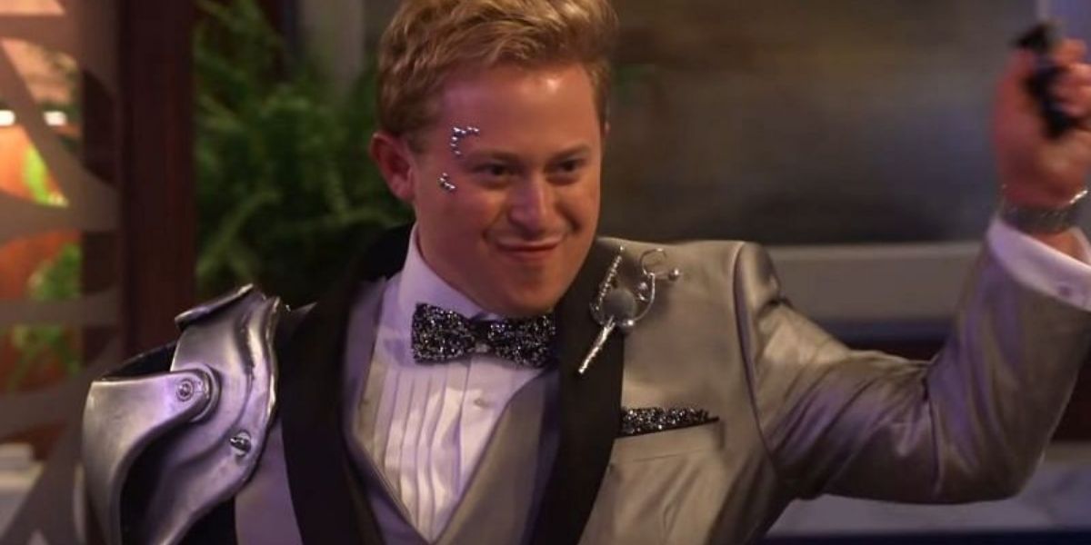 Nevel wearing a grey suit and smiling on iCarly.