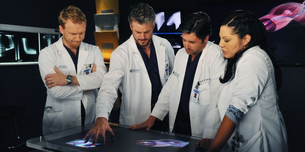 Owen, Derek, Mark and Callie standing looking at scans in the x-ray room in Grey&rsquo;s Anatomy