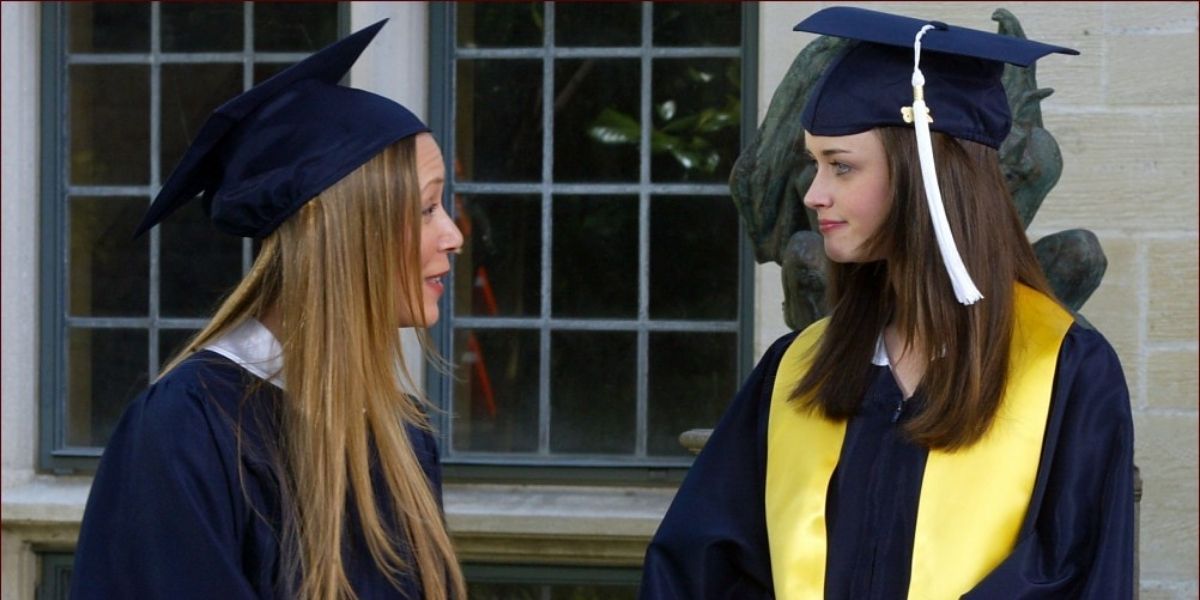 Paris and Rory talk while at their graduation