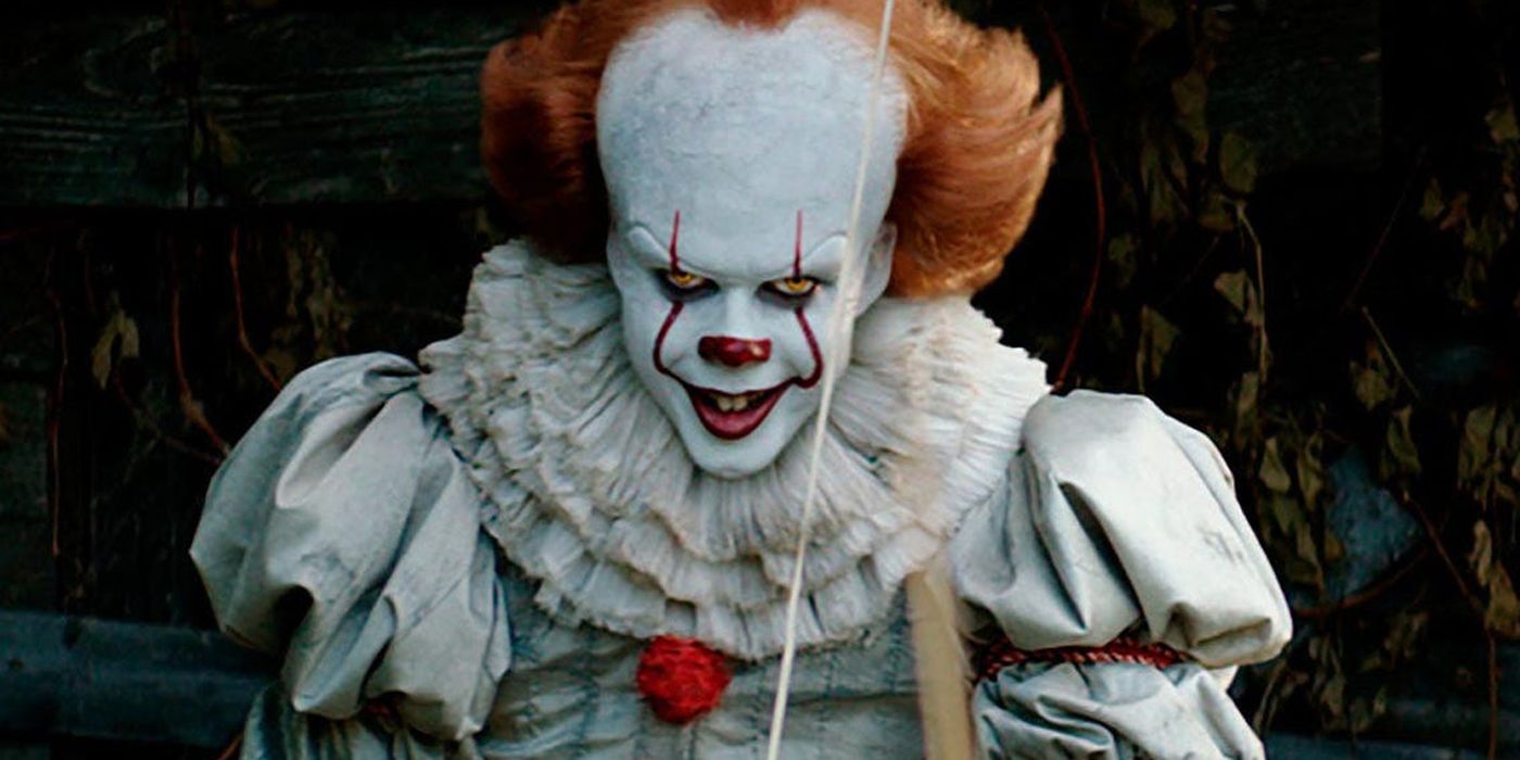 Pennywise holding a balloon in the movie It (2017)..