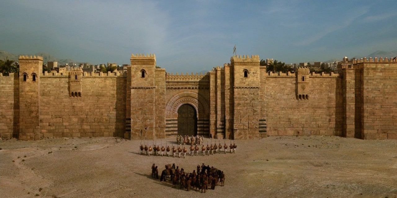 Daenerys and her party at the walls of Qarth in Game of Thrones