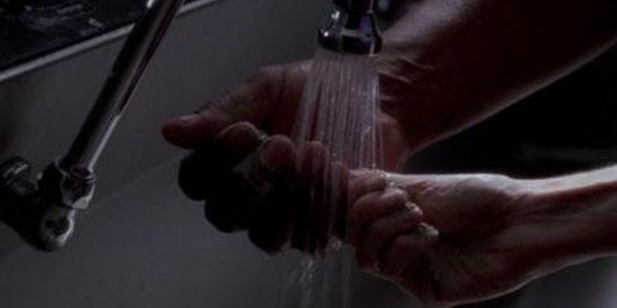 Richard and Meredith wash Ellis&rsquo;s ashes down the sink