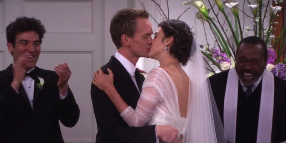 Robin and Barney kissing at their wedding in HIMYM