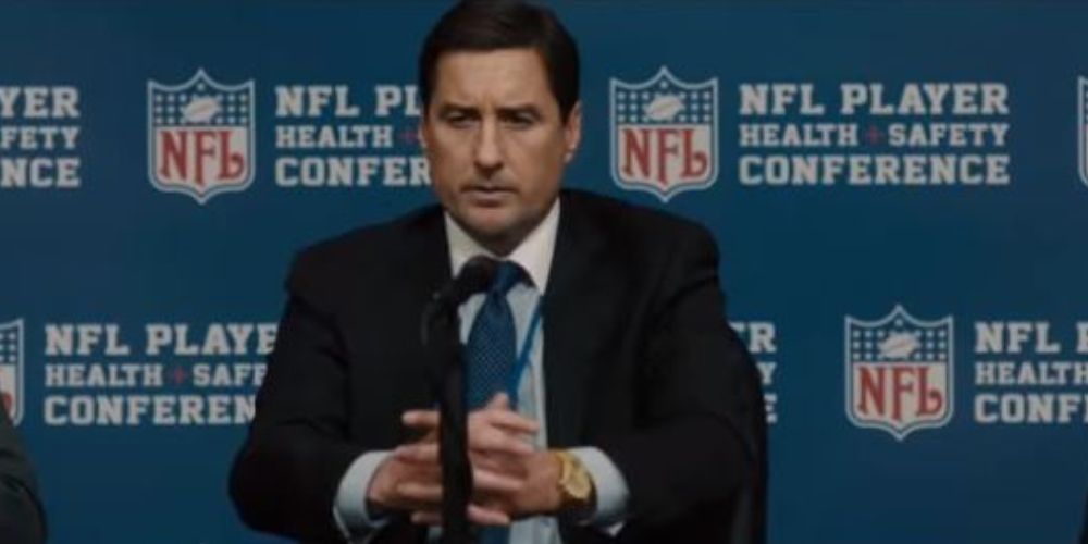 Roger Goodell (Luke Wilson) attending a press conference in a still from Concussion