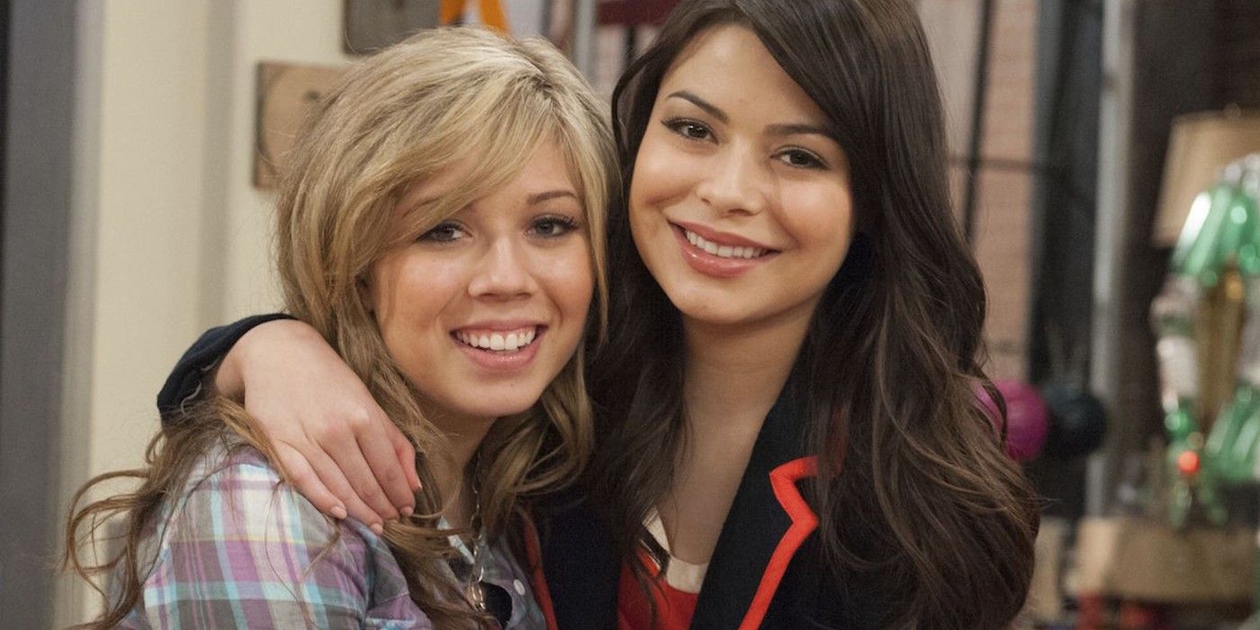 Sam and Carly smiling on iCarly