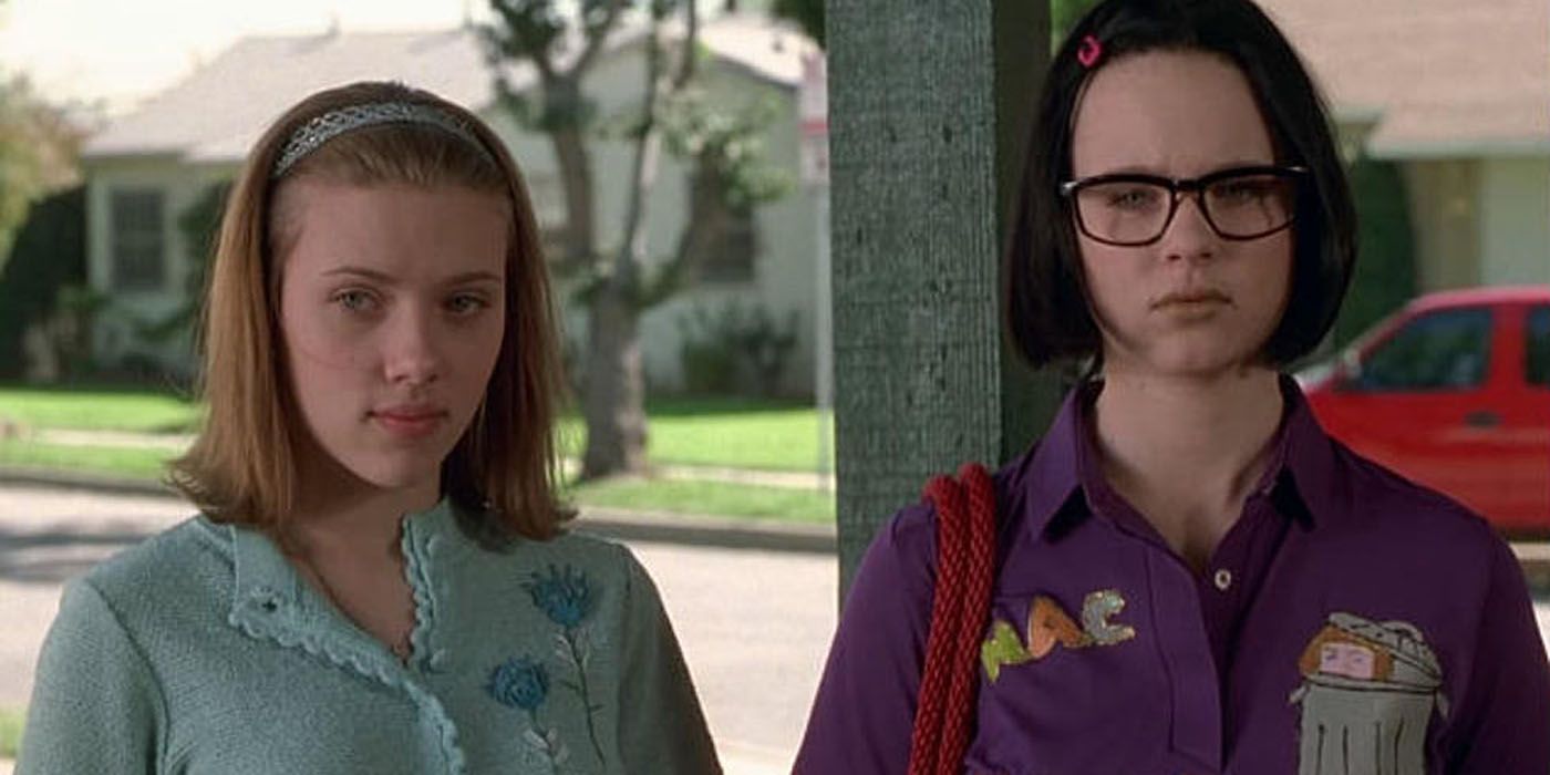 Scarlet Johannson and Thora Birch standing together in Ghost World.