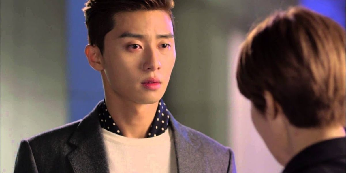 Park Seo-Joon as Ji Sung-Joon talking to someone