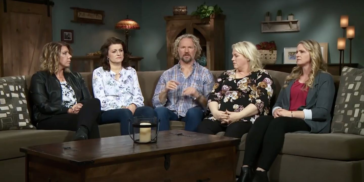 Kody and his wives sitting on a couch