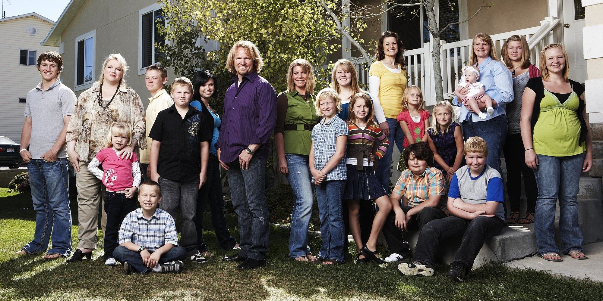 Sister Wives Family posing together outside of house