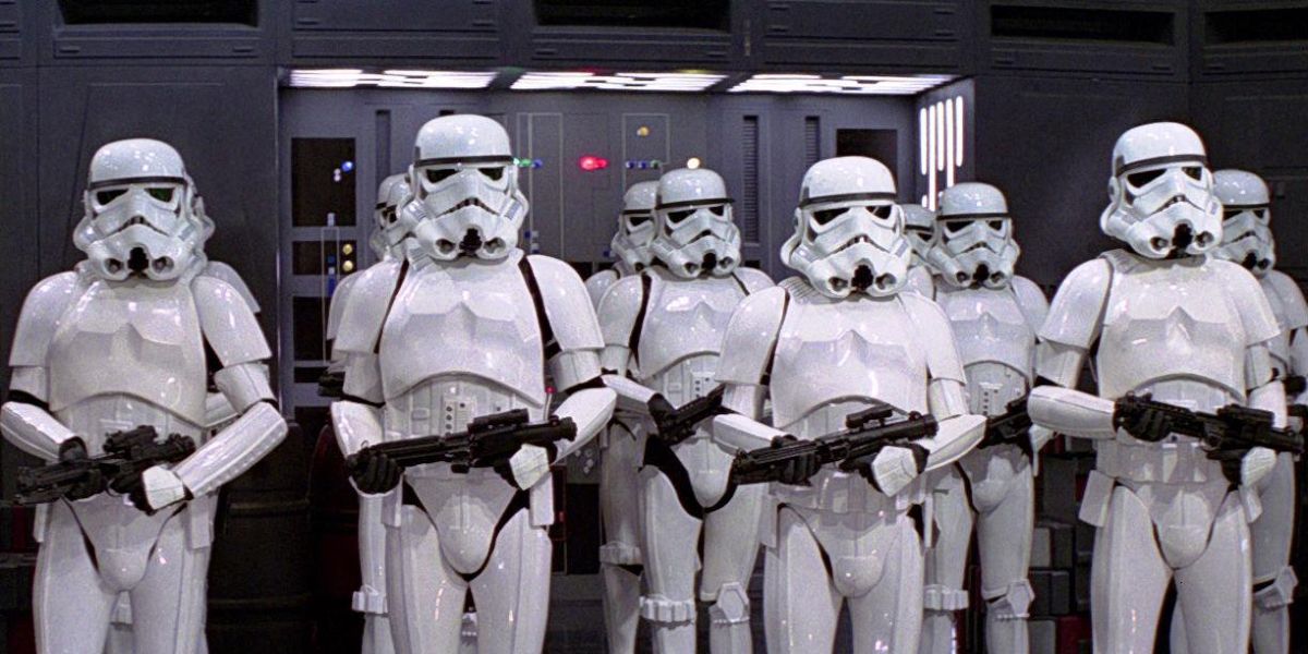 Um esquadrão de stormtroopers como visto em Star Wars Uma Nova Esperança.