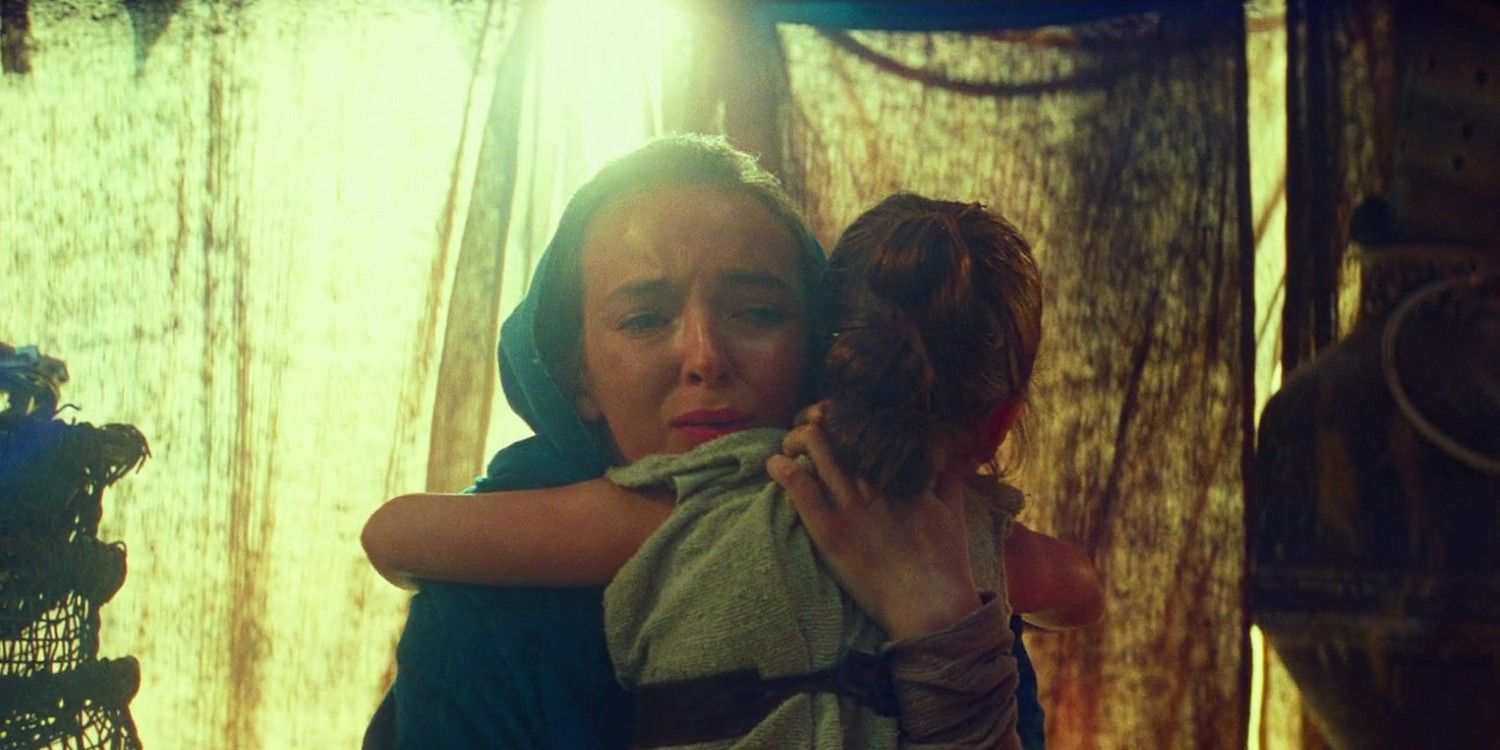 Jodie Comer hugging young Rey in Star Wars: The Rise of Skywalker