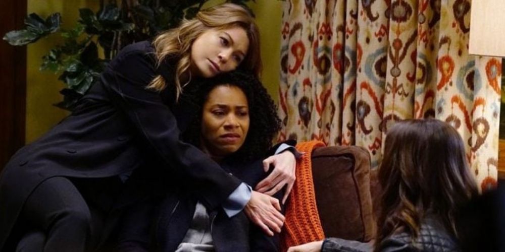 Meredith and Maggie hugging in Grey&rsquo;s Anatomy