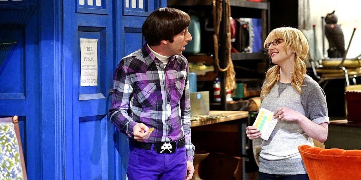 Howard and Bernadette with a TARDIS in Big Bang Theory