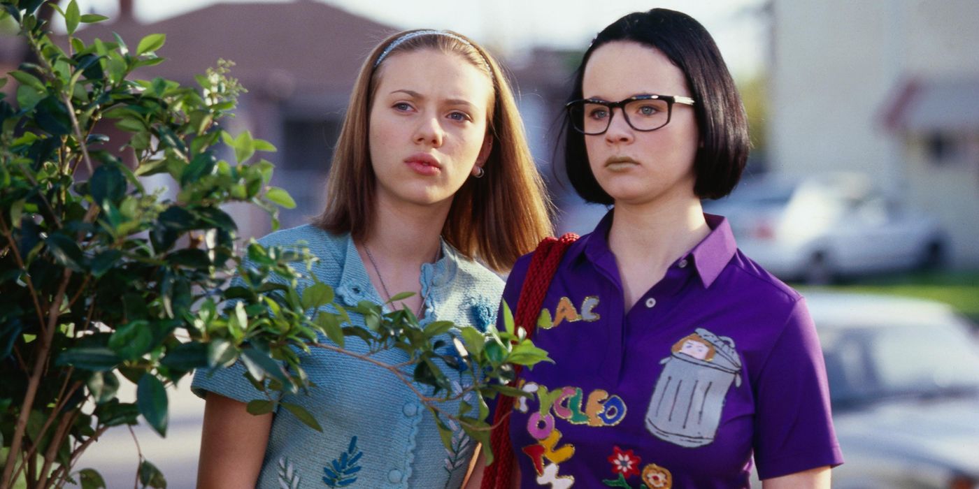 Enid and Rebecca peak from behind a bush in Ghost World