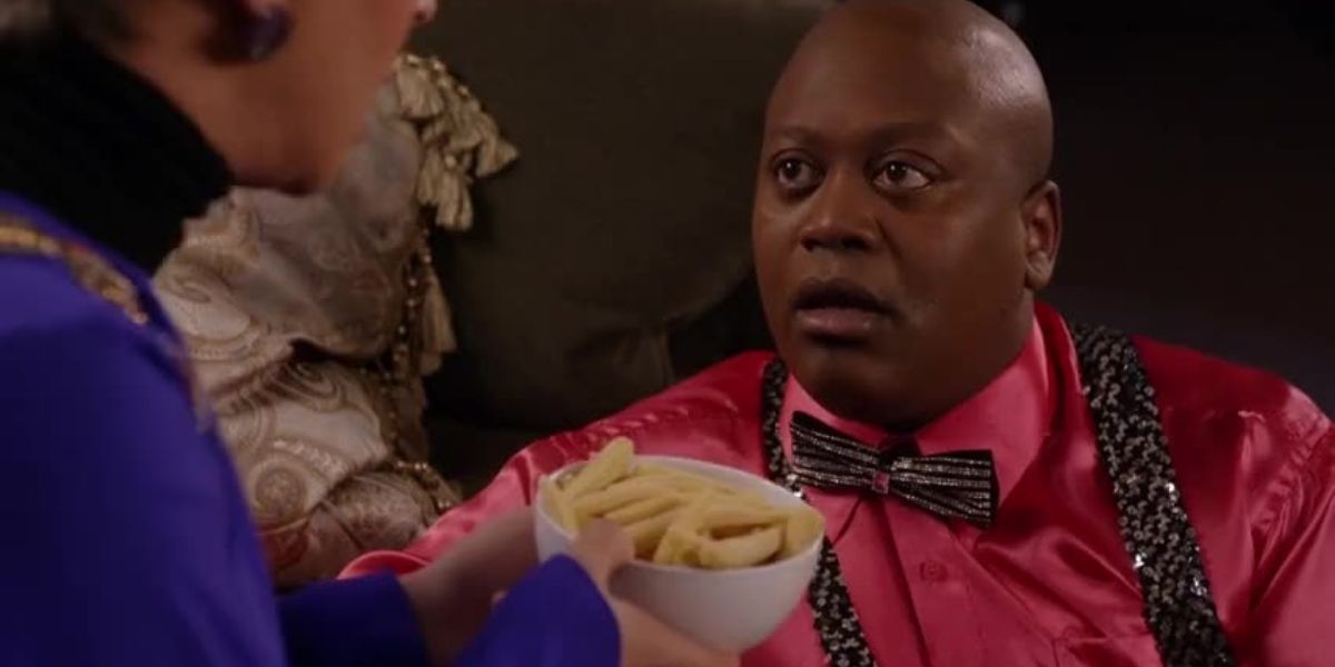 Titus talks to Dionne Warwick who is holding a bowl of baby corns in Unbreakable Kimmy Schmidt