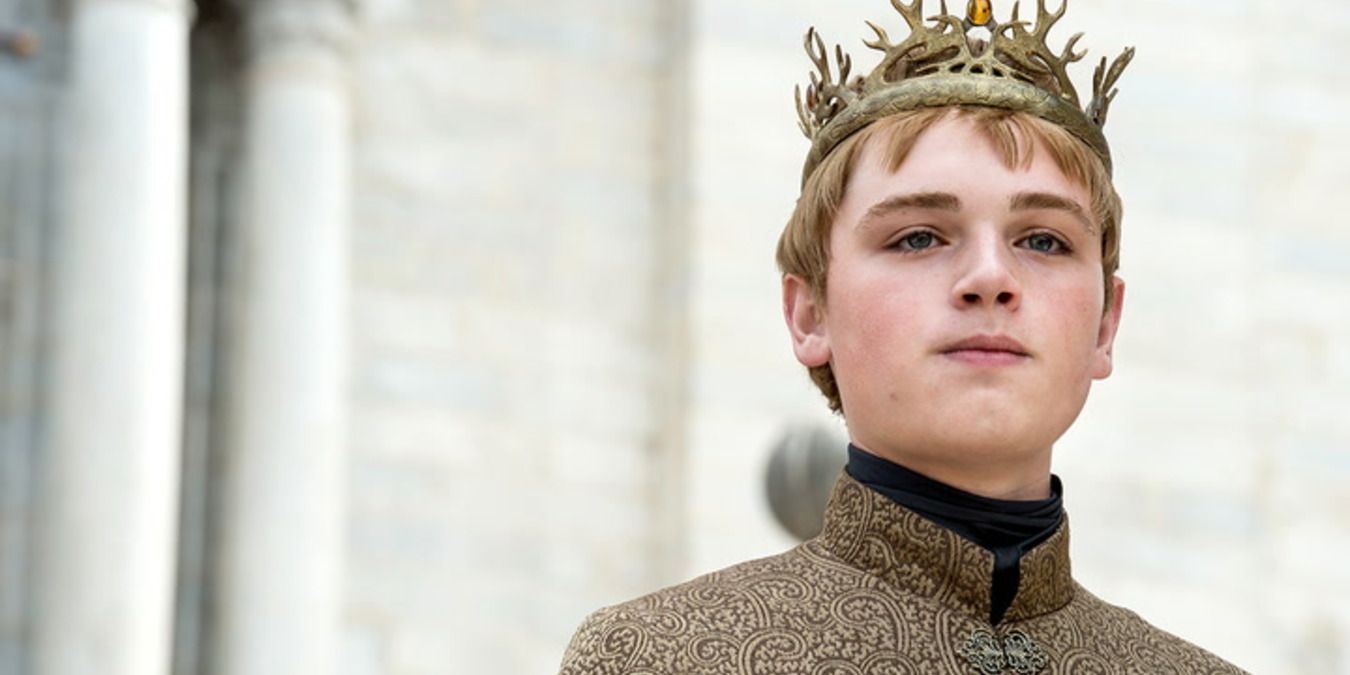 Tommen outside on the steps, wearing his crown